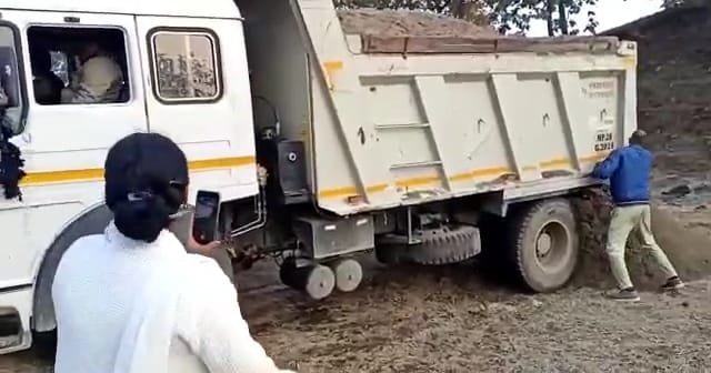 तहसीलदार को कार्यवाही के दौरान दबंग ट्रक चालक ने किया डराने का प्रयास, रेत से भरा ट्रक लेकर कार्यवाही के दौरान भागा | New India Times