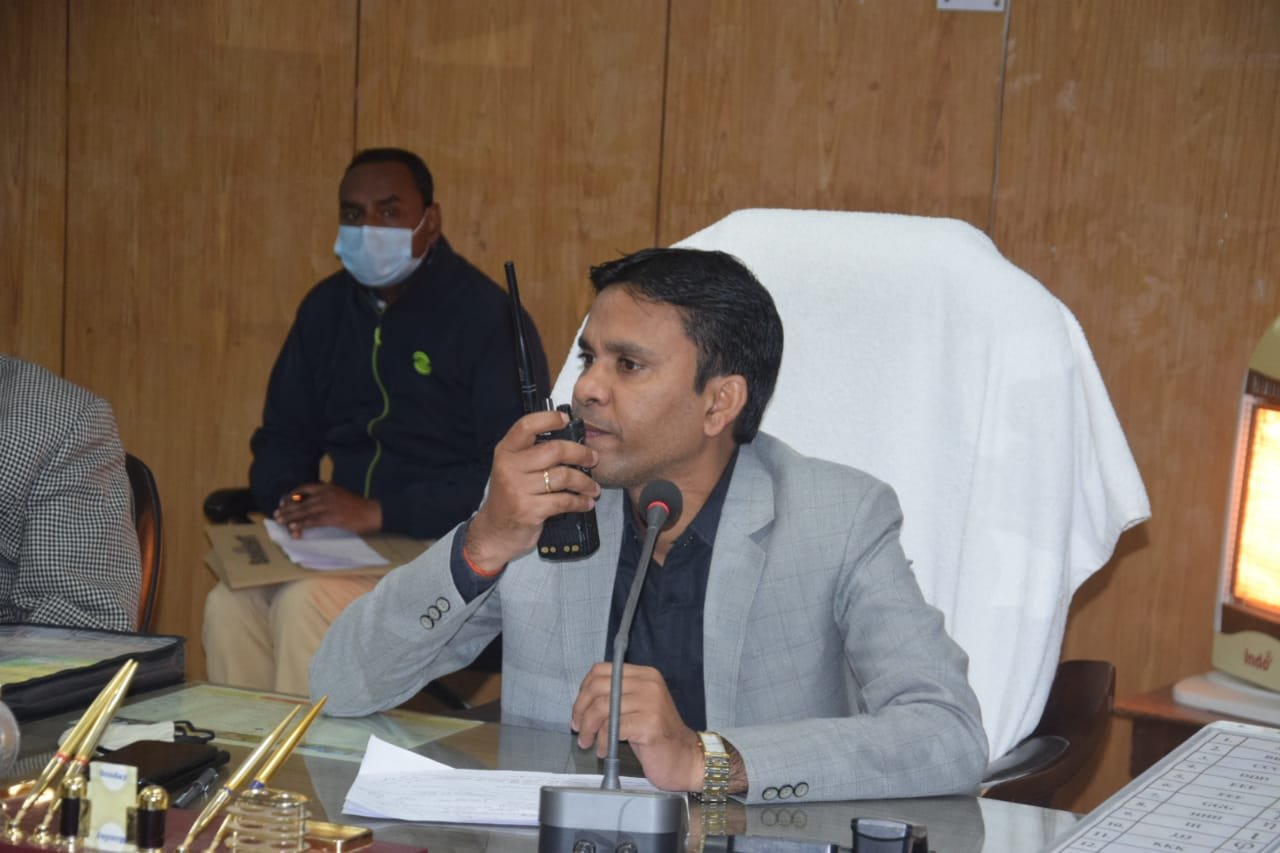 डीएम ने लगाई जोनल व सेक्टर ऑफिसर की पाठशाला, समझाए उनके कार्य दायित्व, दो सेक्टर ऑफिसर्स का डीएम ने रोका वेतन, मांगा स्पष्टीकरण | New India Times