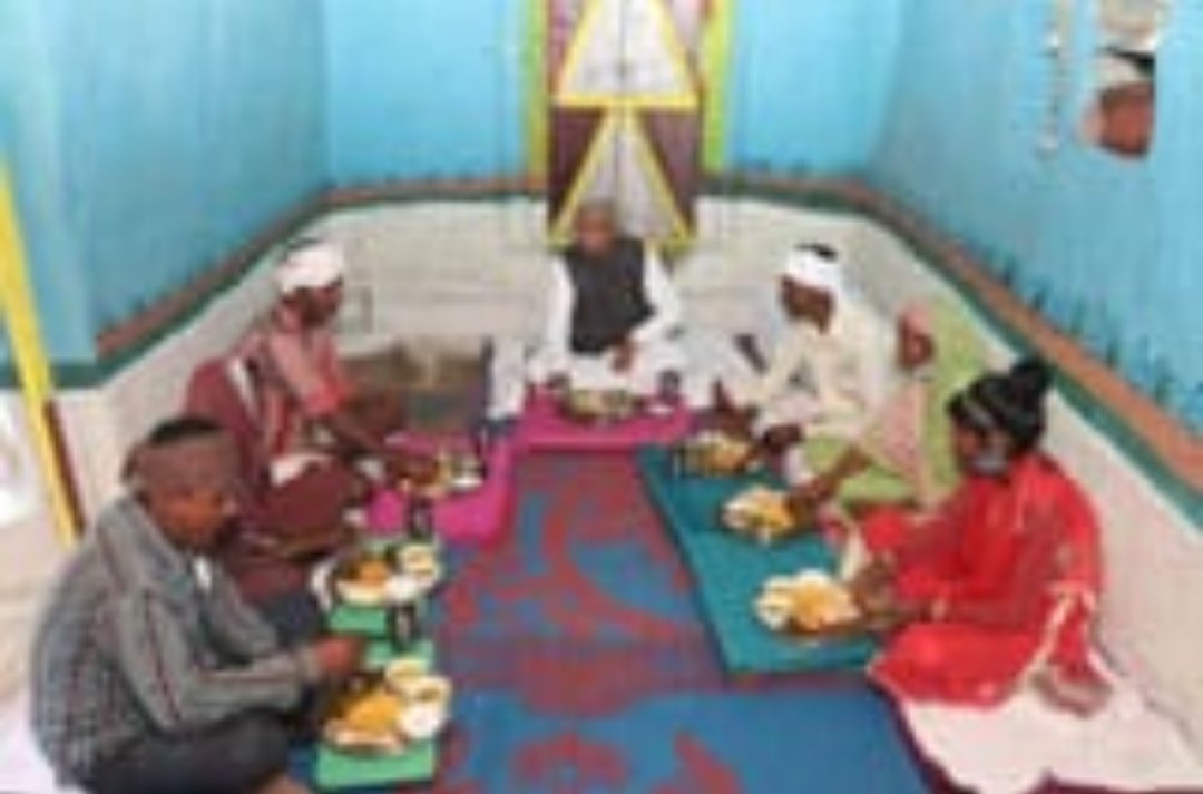 आजीविका के लिये भारिया परिवार के सभी सक्षम लोग कुछ न कुछ काम अवश्य करें: राज्यपाल श्री मंगू भाई पटेल. राज्यपाल ने भारिया परिवार के साथ किया स्वादिष्ट भोजन | New India Times