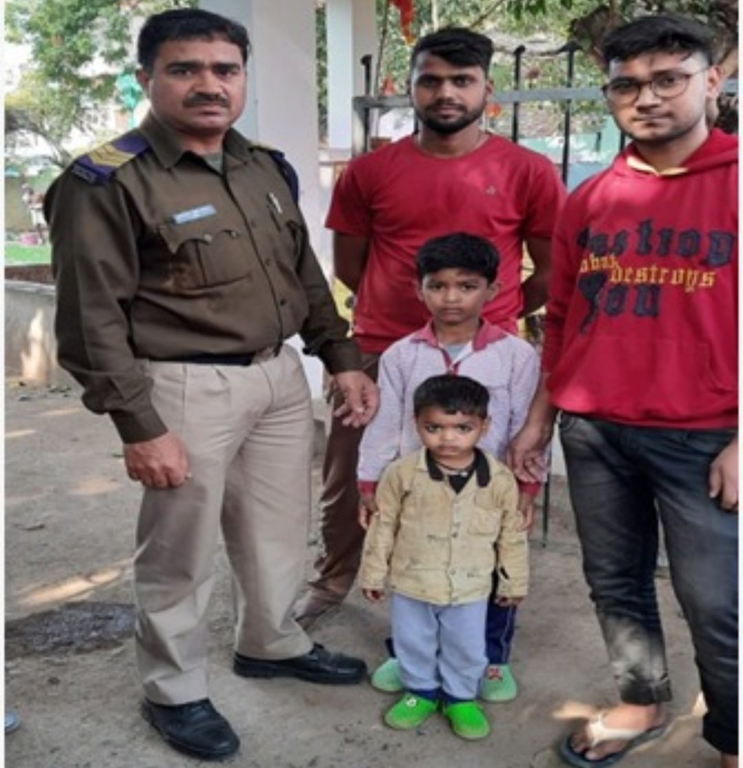 ग्वालियर के थाना गोला का मंदिर क्षेत्र में खेलते-खेलते घर से निकलकर रास्ता भटका 3 वर्षीय बालक, डायल- 100/112 सेवा ने परिजन से मिलाया | New India Times