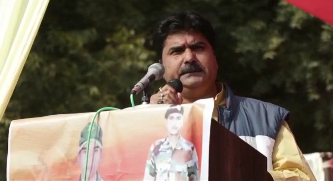 हेलीकॉप्टर क्रैश व अन्य हादसों पर विधायक वीरेन्द्र सिंह के शहीद प्रतिमा अनावरण सभा में बोलने पर मचा बवाल | New India Times