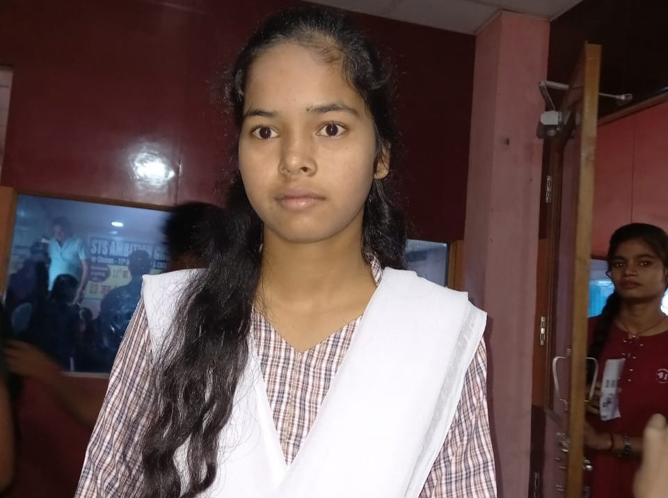 ट्रैक्टर की चपेट में आने से छात्रा की मौत, परिजनों ने किया रोड जाम | New India Times