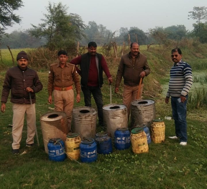 आबकारी विभाग के छापेमारी से जहरीली शराब बेचने वाले मौत के सौदागरों में फैली दहशत, 70 लीटर कच्ची शराब बरामद, चार के विरूद्ध अभियोग दर्ज, मौके से 400 किलोग्राम लहन बरामद कर किया गया नष्ट | New India Times
