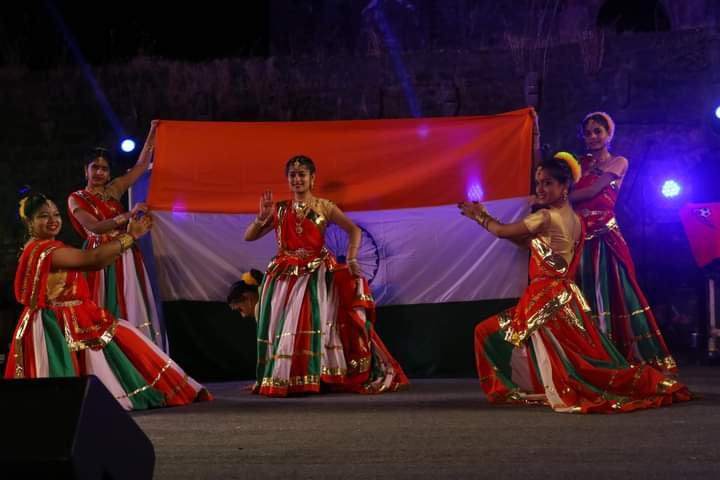 हमें वैदिक जीवन पद्धति को अपनाना होगा: मंत्री ऊषा ठाकुर. बैलून राईड के जरिये मांडू की खुबसुरती देखने का अनुभव अदभूत: मंत्री श्री दत्तीगांव. मंत्रीद्वय ने किया ऐतिहासिक नगरी मांडव में मांडू उत्सव का शुभारंभ | New India Times