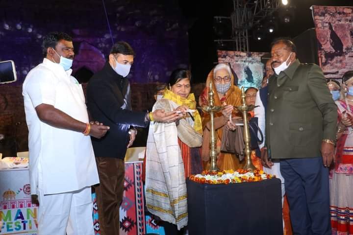 हमें वैदिक जीवन पद्धति को अपनाना होगा: मंत्री ऊषा ठाकुर. बैलून राईड के जरिये मांडू की खुबसुरती देखने का अनुभव अदभूत: मंत्री श्री दत्तीगांव. मंत्रीद्वय ने किया ऐतिहासिक नगरी मांडव में मांडू उत्सव का शुभारंभ | New India Times