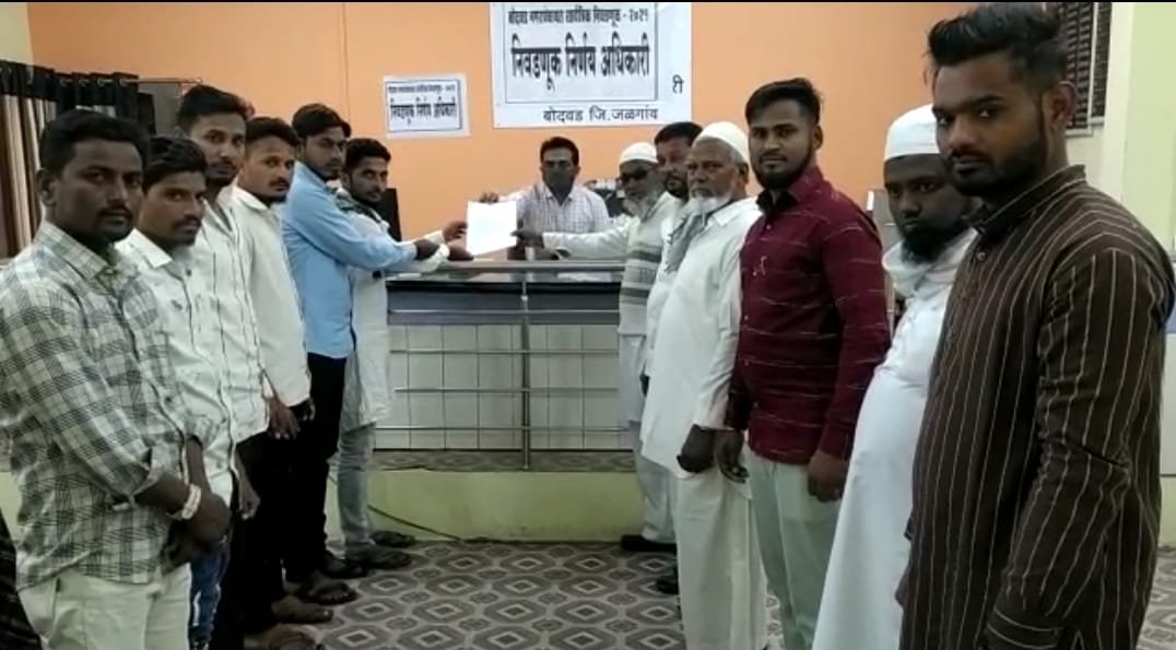 ऊंची दुकान फीके पकवान: मुस्लिम कब्रिस्तान कमेटी ने ठेकेदार द्वारा किये जा रहे कार्य को लेकर मुख्याधिकारी को दिया ज्ञापन | New India Times