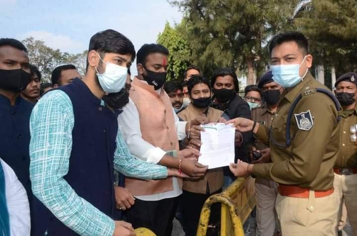 युवा कांग्रेस जिला अध्यक्ष नरेंद्र यादव के नेतृत्व में युवा कांग्रेस के कार्यकर्ताओं ने भोजपाल मेले के आयोजन को रूकवाने के लिए पुलिस कमिश्नर को सौंपा ज्ञापन | New India Times