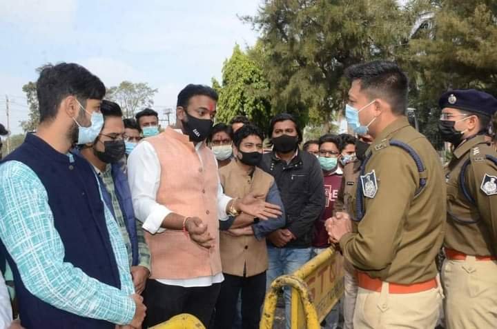 युवा कांग्रेस जिला अध्यक्ष नरेंद्र यादव के नेतृत्व में युवा कांग्रेस के कार्यकर्ताओं ने भोजपाल मेले के आयोजन को रूकवाने के लिए पुलिस कमिश्नर को सौंपा ज्ञापन | New India Times