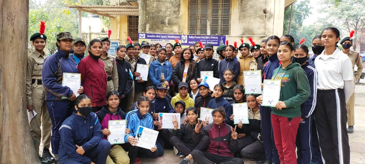 विजया राजे गर्ल्स कॉलेज मोरार में एडवेंचर स्पोर्ट्स के प्रोग्राम में पार्टिसिपेट करने वाली सभी छात्राओं को दिये गये सर्टिफिकेट | New India Times