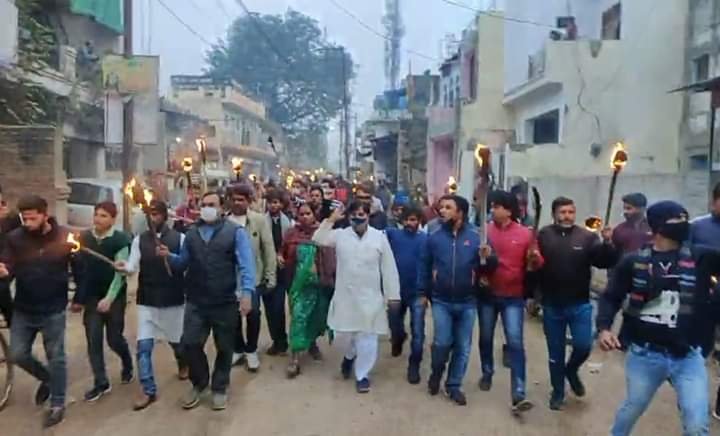 दुकानों और मकानों को तोड़ने के लिए नगर निगम द्वारा जारी नोटिस के विरोध में कांग्रेसियों ने निकाला मशाल जुलूस | New India Times