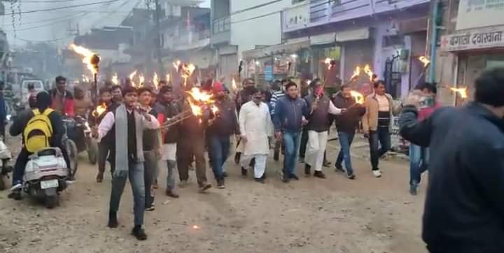 दुकानों और मकानों को तोड़ने के लिए नगर निगम द्वारा जारी नोटिस के विरोध में कांग्रेसियों ने निकाला मशाल जुलूस | New India Times