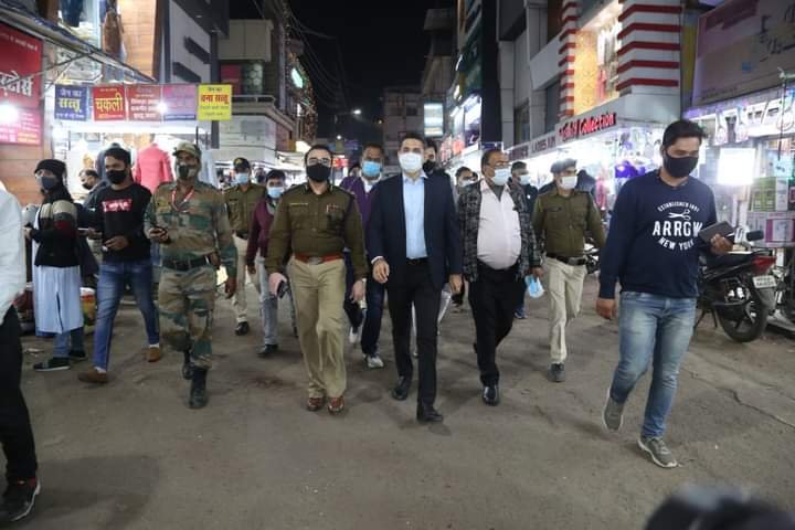 कलेक्टर एवं एसीपी ने न्यू मार्केट क्षेत्र का भ्रमण कर बिना मास्क घूमने वालों को दी समझाइश 2 कलेक्टर एवं एसीपी ने न्यू मार्केट क्षेत्र का भ्रमण कर बिना मास्क घूमने वालों को दी समझाइश | New India Times