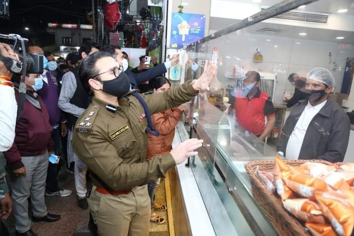 कलेक्टर एवं एसीपी ने न्यू मार्केट क्षेत्र का भ्रमण कर बिना मास्क घूमने वालों को दी समझाइश 3 कलेक्टर एवं एसीपी ने न्यू मार्केट क्षेत्र का भ्रमण कर बिना मास्क घूमने वालों को दी समझाइश | New India Times