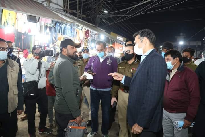 कलेक्टर एवं एसीपी ने न्यू मार्केट क्षेत्र का भ्रमण कर बिना मास्क घूमने वालों को दी समझाइश | New India Times