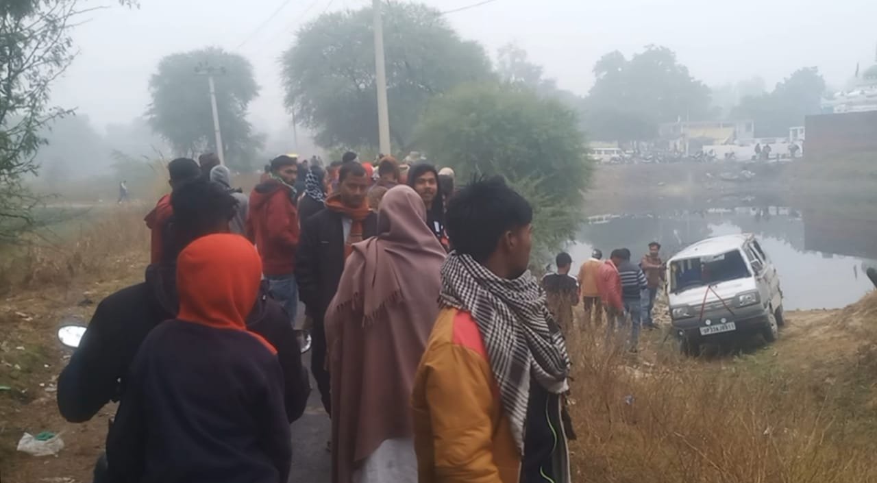 तेज़ रफ़्तार मारुति वैन अनियंत्रित हो गड्ढे में पलटी, बाल-बाल बचे लोग | New India Times