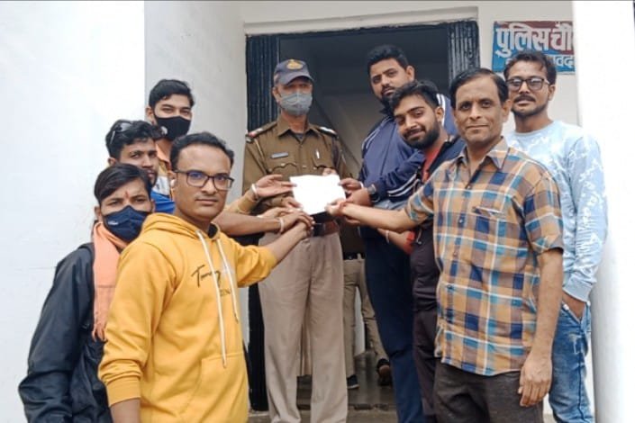 पत्रकारों का विरोध प्रदर्शन जारी, प्रभारी प्राचार्य के द्वारा पत्रकारों के खिलाफ अभद्र टिप्पणी को लेकर चौकी प्रभारी को कलेक्टर के नाम सौंपा ज्ञापन | New India Times