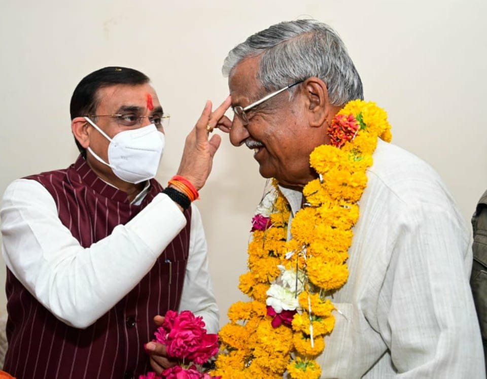 भाजपा प्रदेश अध्यक्ष ने लोकतंत्र सेनानी अनंत अग्रवाल के निज निवास पहुंचकर शॉल श्रीफल से किया सम्मान | New India Times