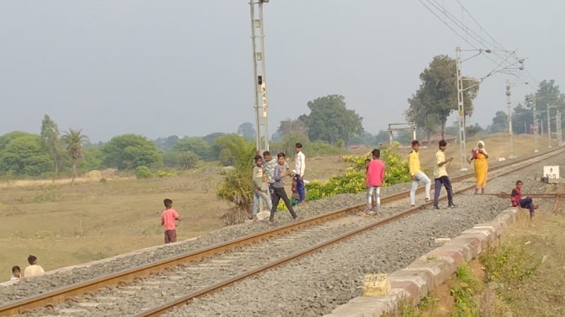 पतंग के चक्कर में जान जोखिम में डाल रहे है नादान बच्चे, पतंग काटते ही बेसुध भागने से कई बार हो चुकी है दुर्घटना | New India Times