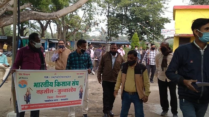 कृषि उपज मंडी नहीं होने के कारण व्यापारी किसानों की मजबूरियों का फायदा उठाकर कर रहे हैं शोषण, भारतीय किसान संघ ने सौंपा ज्ञापन | New India Times