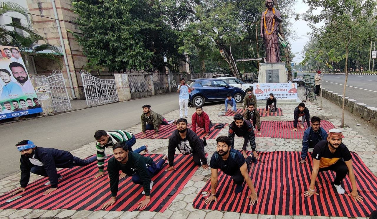 स्वामी विवेकानंद जयंती के अवसर पर एनएसयूआई ने कांग्रेस कार्यालय के बाहर किया सूर्य नमस्कार | New India Times