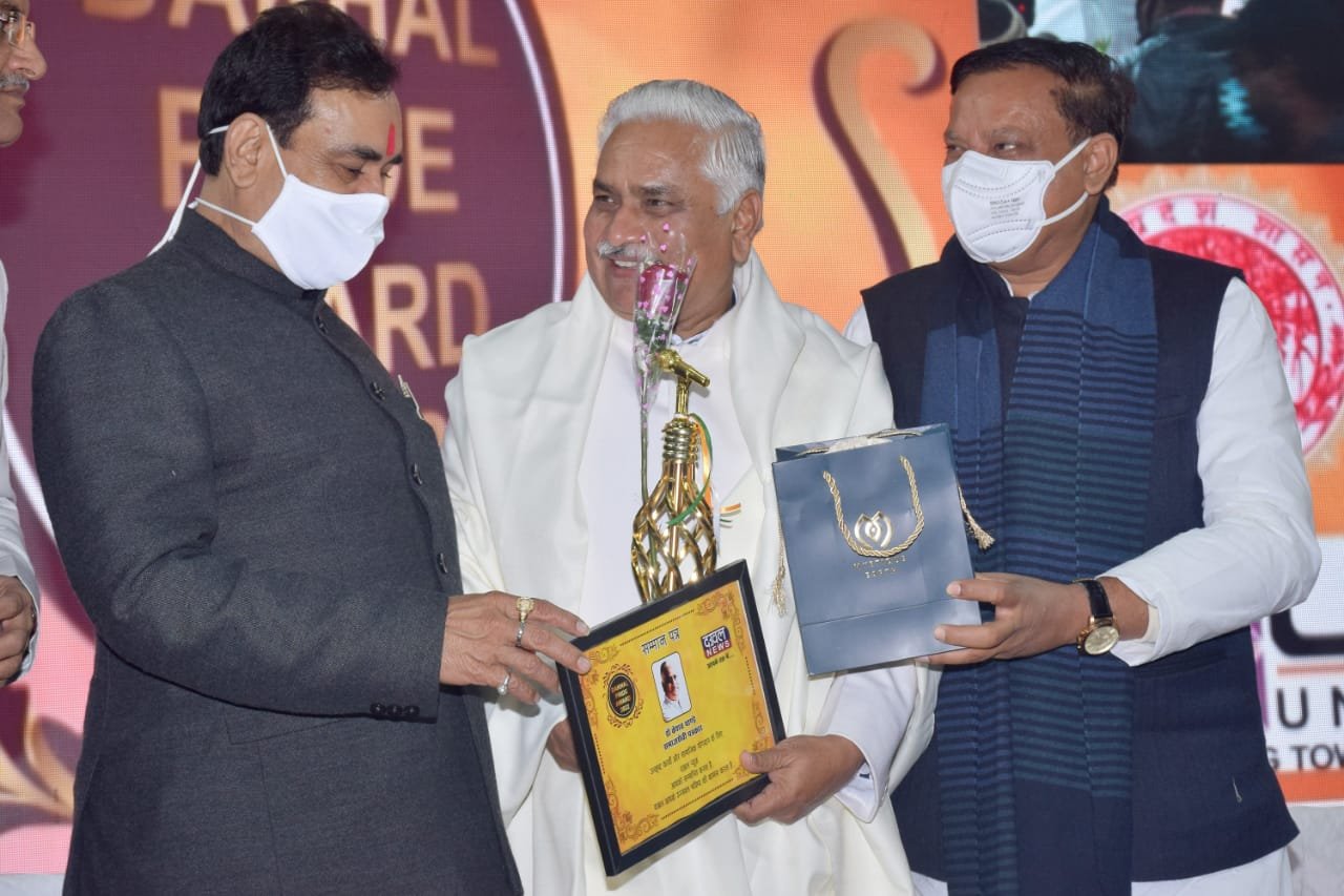 डॉ केशव पांडेय को मिला दखल प्राइड सम्मान-2022 | New India Times