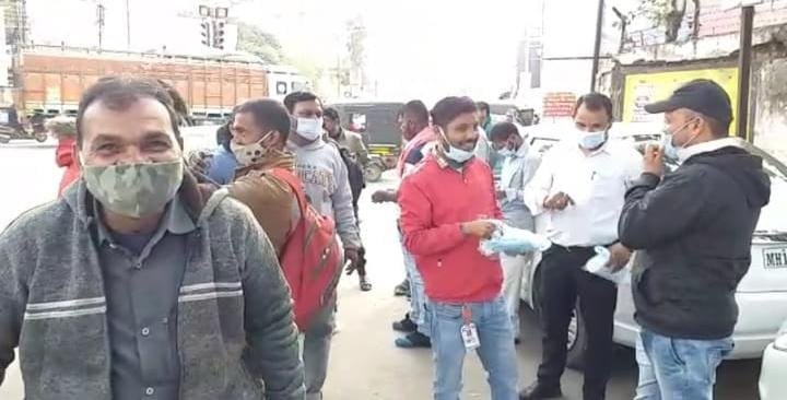 राष्ट्रीय युवा दिवस के उपलक्ष में युवा पत्रकार संगठन द्वारा वितरित किए गए मास्क | New India Times