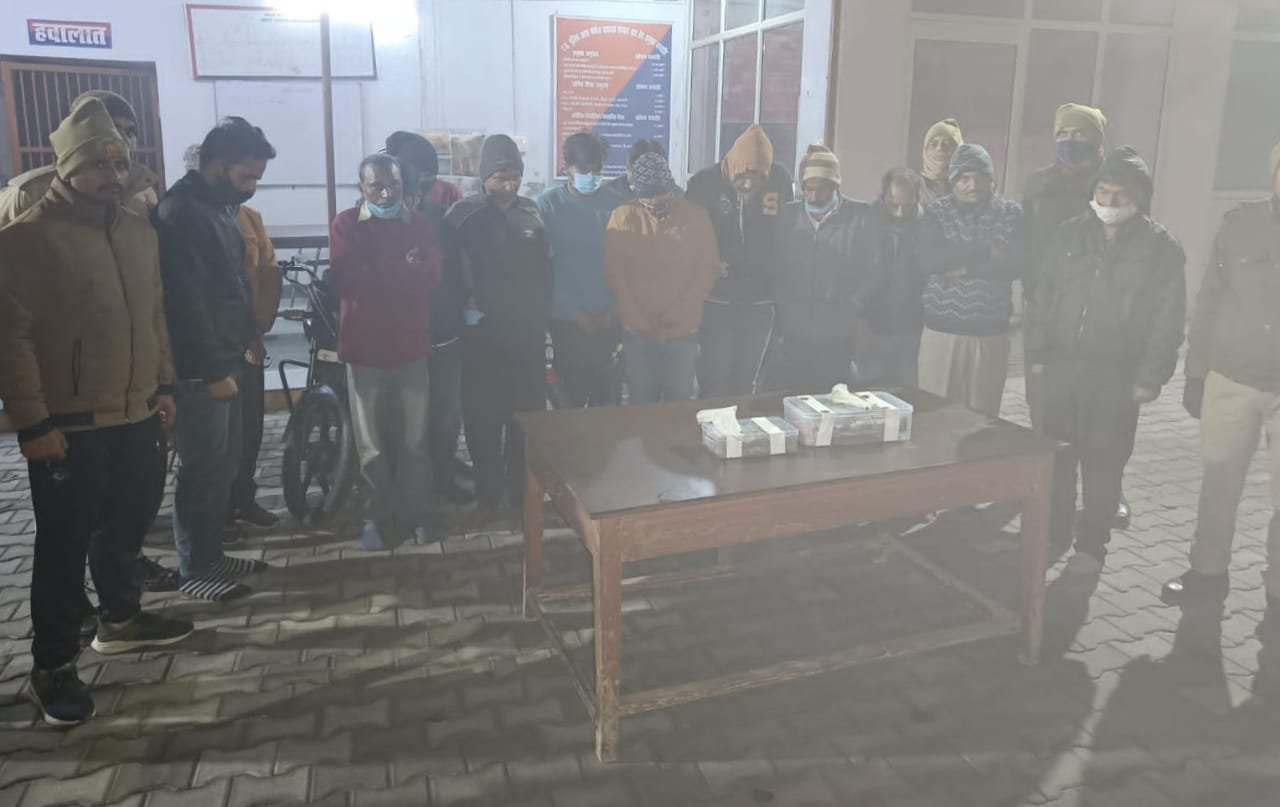 स्पेयर पार्ट्स की दुकान में जुआ खेलते हुए कोतवाली पुलिस ने 16 लोगों को गिरफ्तार कर 2.5 लाख रुपए, दो अवैध तमंचा, ज़िंदा कारतूस, 6 बाइक, 16 मोबाइल फोन किया बरामद | New India Times