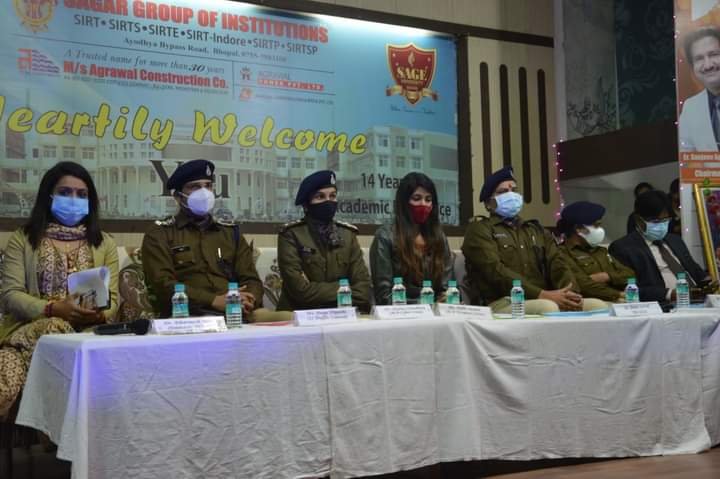 भोपाल पुलिस विशेष अभियान चलाकर स्कूली बच्चों/छात्रों को सायबर फ़्रॉड, यातायात नियम व महिला सुरक्षा के संबंध में कर रही जागरूक | New India Times