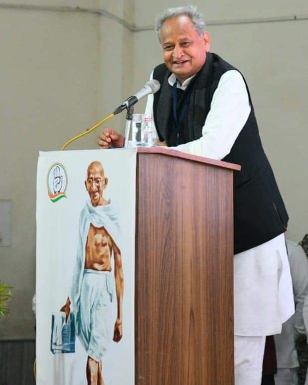 कांग्रेसी नेता सचिन पायलट व उनके समर्थकों को सत्ता से दूर रखने में मुख्यमंत्री गहलोत के प्रयास सफल होते आ रहे हैं नज़र | New India Times