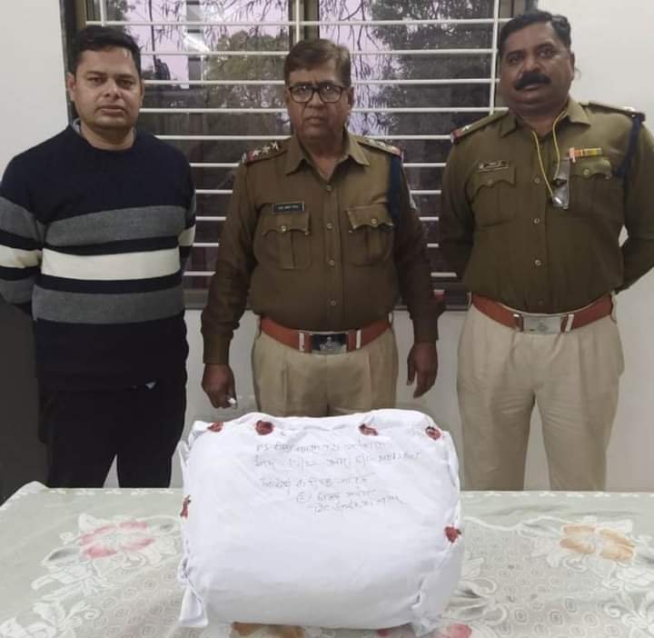 थाना टीलाजमालपुरा की पुलिस ने दो गांजा तस्करों को गिरफ्तार कर लगभग पांच किलोग्राम गांजा किया बरामद | New India Times