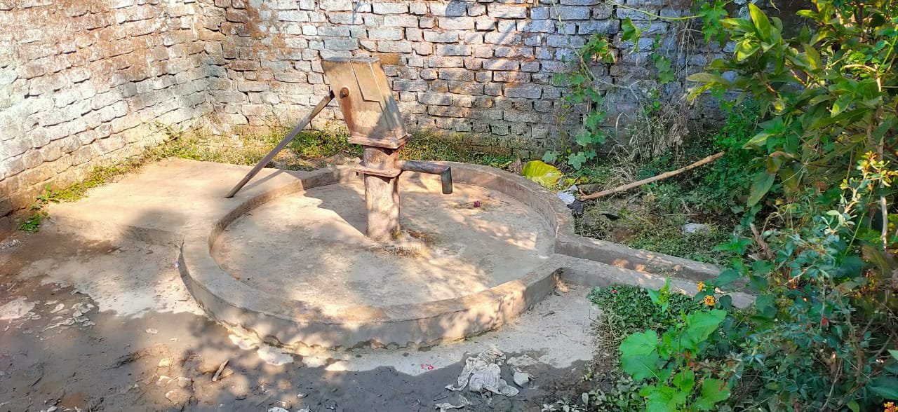 हैंडपंप खराब होने से लोगों को हो रही है पेयजल की समस्या | New India Times