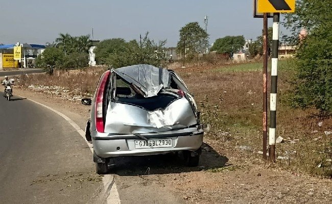 पाटड़ी नदी पर बने पुल की रेलिंग से टकराई कार, 6 घायल, 2 की हालत गंभीर | New India Times