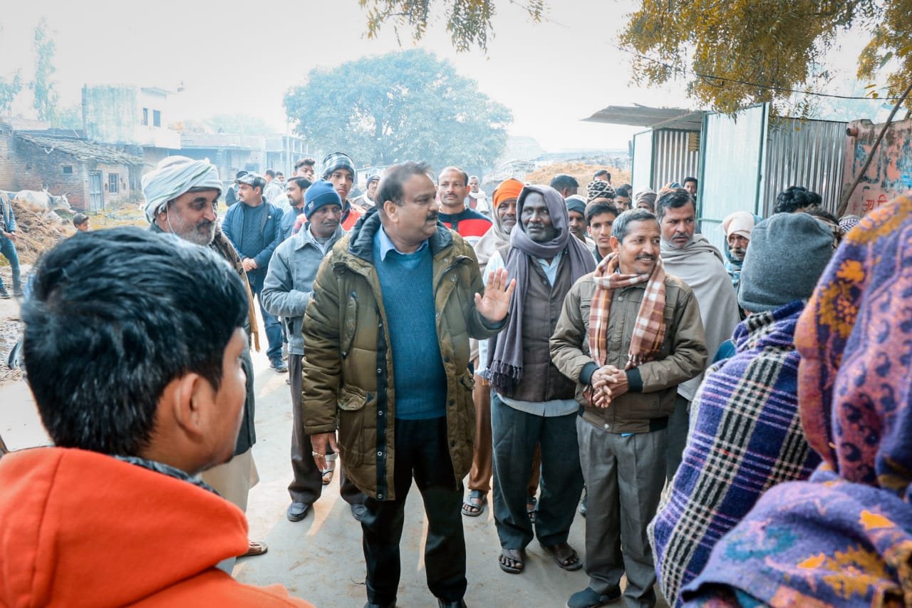 कटरा विधानसभा से समाजवादी पार्टी के प्रत्याशी पूर्व विधायक राजेश यादव ने चलाया डोर टू डोर जन संपर्क अभियान | New India Times