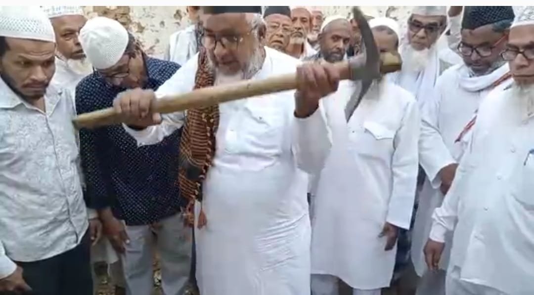 मस्जिद परिसर से लगकर निर्माण कार्य के लिए लगाई गई कुदाली | New India Times