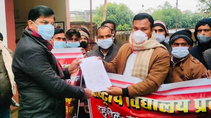 राष्ट्रीय विद्यालय प्रबंधक संघ द्वारा स्कूल खोले जाने की मांग को लेकर राज्यपाल एवं मुख्य सचिव के नाम इटवा एसडीएम को सौंपा गया ज्ञापन | New India Times