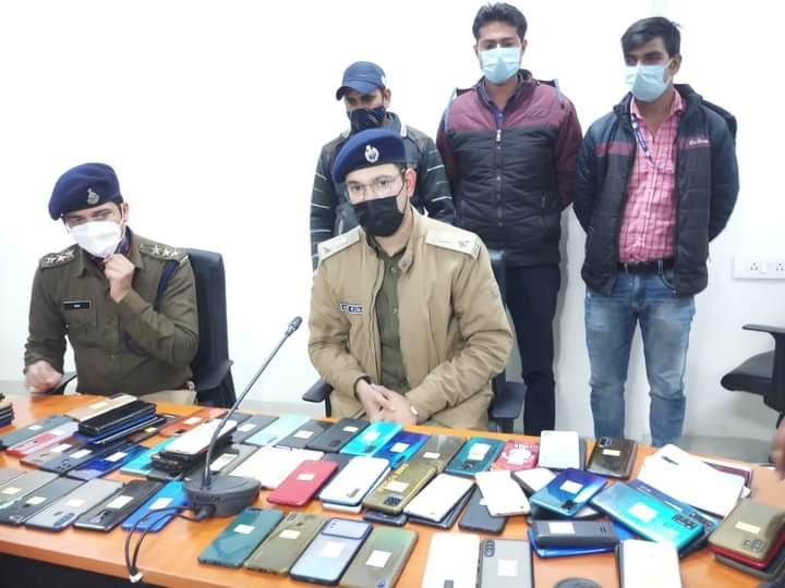 भोपाल सायबर क्राइम ब्रांच की 'लाॅस्ट सेलफोन यूनिट' द्वारा गुम हुए मोबाइल को बरामद कर उनके मालिकों को लौटाया | New India Times