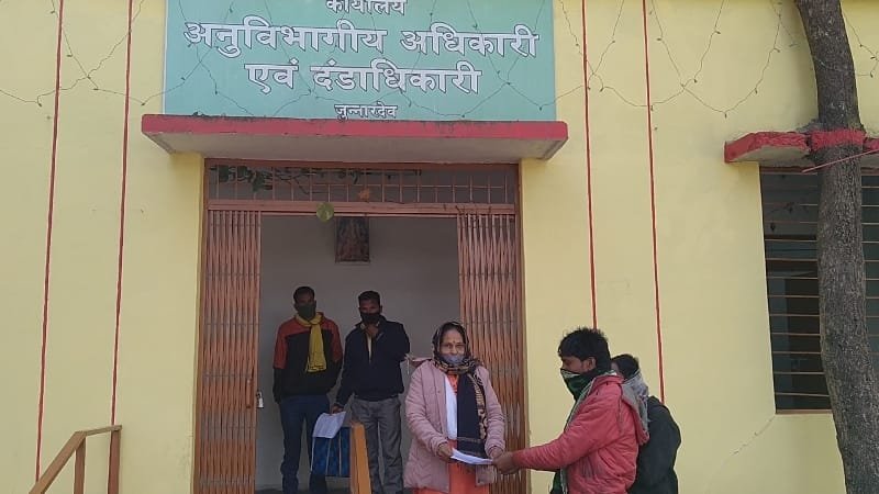 सरपंच पद से हटाने की मांग को लेकर ग्रामीणों ने एसडीएम को सौंपा ज्ञापन | New India Times