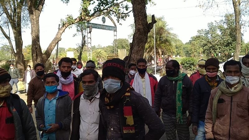 सरपंच पद से हटाने की मांग को लेकर ग्रामीणों ने एसडीएम को सौंपा ज्ञापन 2 सरपंच पद से हटाने की मांग को लेकर ग्रामीणों ने एसडीएम को सौंपा ज्ञापन | New India Times