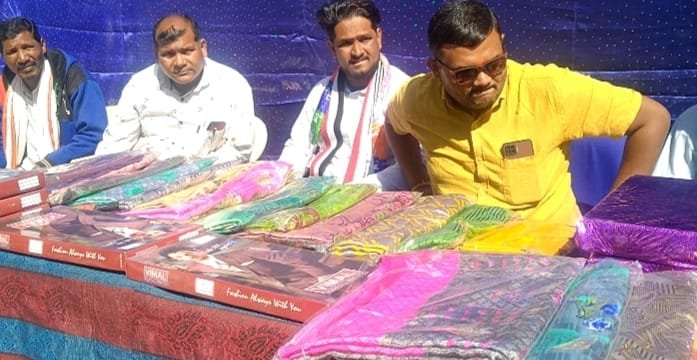 युवा स्वाभिमान पार्टी के महाराष्ट्र प्रमुख शिवाजी केन्द्रे व पत्रकार गुड्डू भाई ने गरीबों, विधवाओं व गरीब बच्चों को बांटे साड़ी, कपड़े व कंबल | New India Times