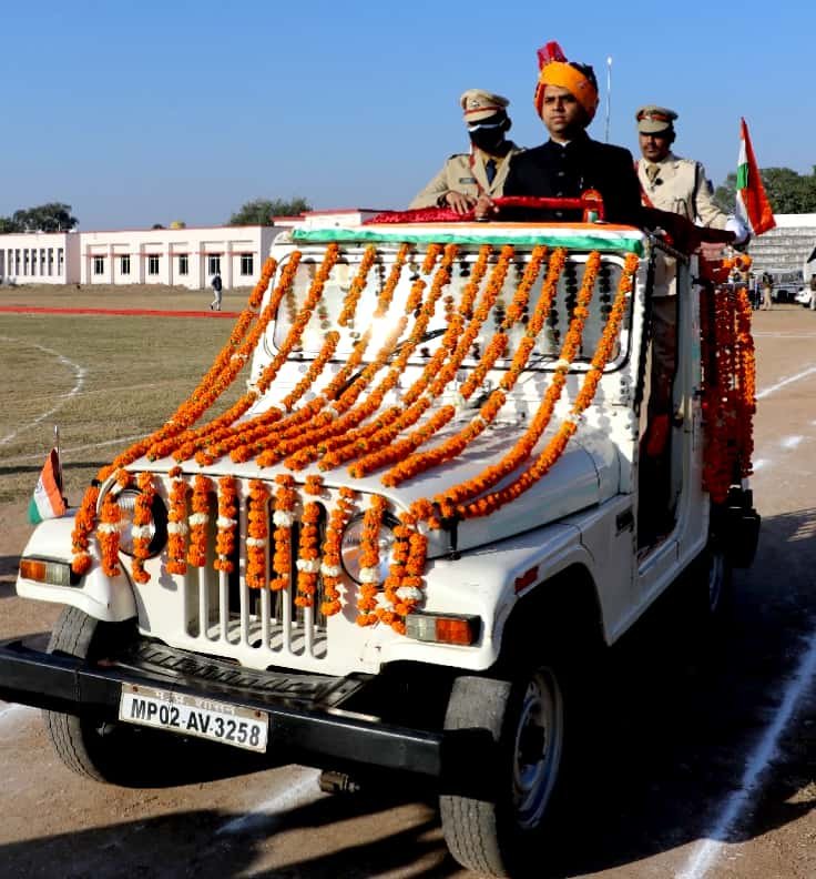गणतंत्र दिवस समारोह में कलेक्टर सोमेश मिश्रा द्वारा किया गया ध्वजारोहण | New India Times