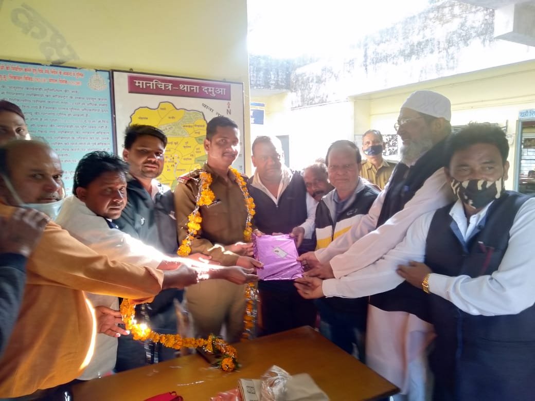दमुआ थाना प्रभारी धर्मेंद्र कुशराम को पत्रकारों एवं समाज सेवी संस्था के जिम्मेदारों ने दी भावभीनी विदाई | New India Times