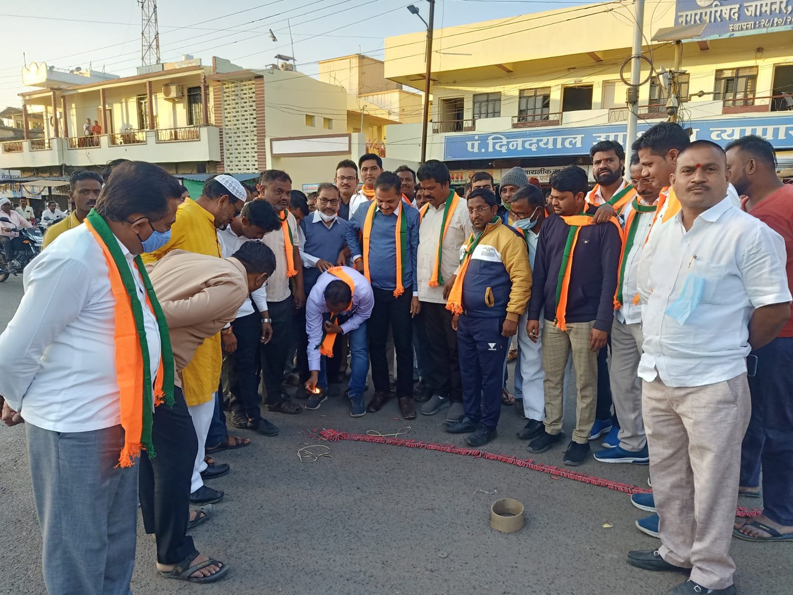 निलंबन खारिज़ होने पर सड़कों पर ज़श्न मनाने को लेकर विधायक गिरीश महाजन समेत 10 लोगों पर मामला दर्ज | New India Times