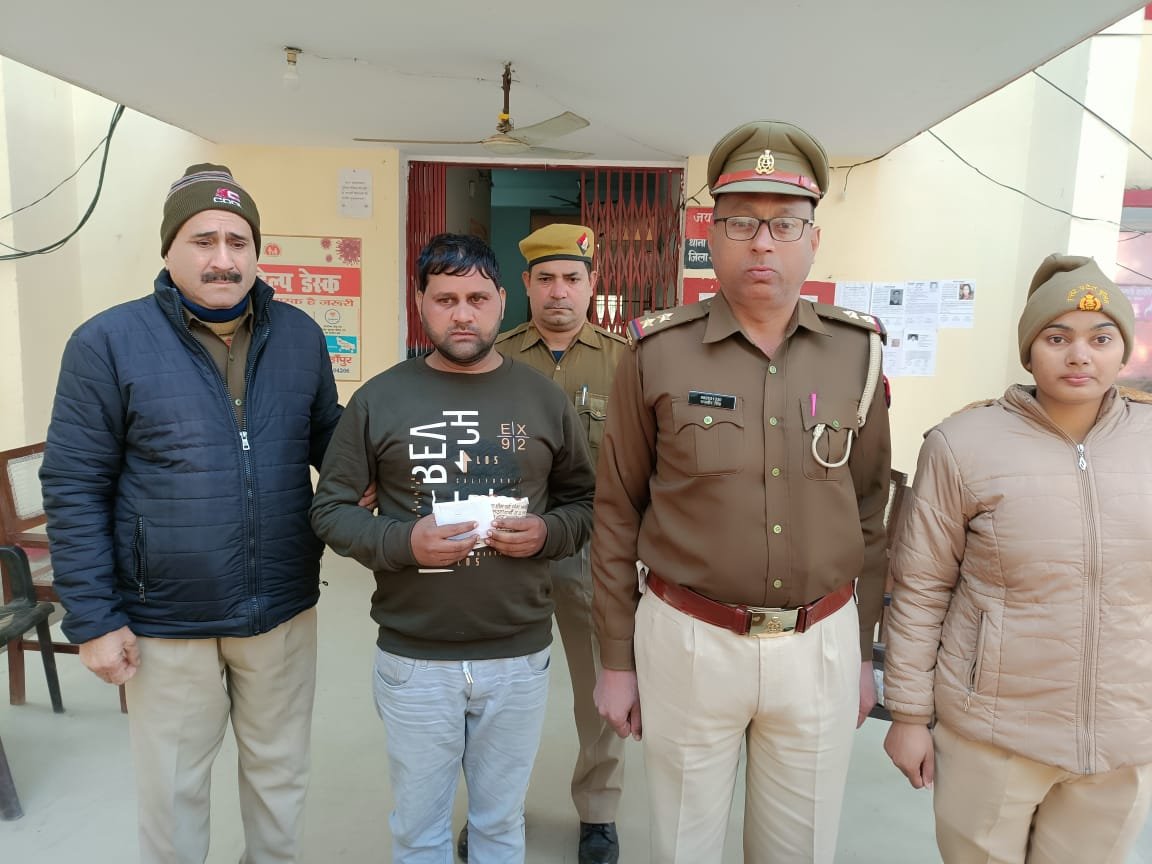 एटीएम कार्ड बदलकर पैसा निकालने वाला युवक गिरफ्तार, मास्टरमाइंड फरार, 6 एटीएम कार्ड बरामद | New India Times