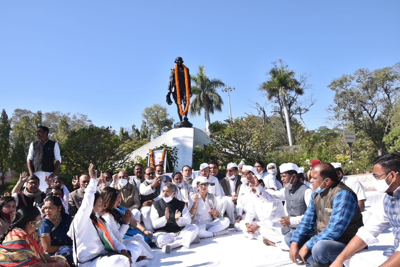 राष्ट्रपिता महात्मा गांधी और साहित्यकार व कवि माखनलाल चतुर्वेदी की पुण्यतिथि पर कांग्रेसियों ने उनका स्मरण कर उन्हें अर्पित किये श्रृद्धासुमन | New India Times