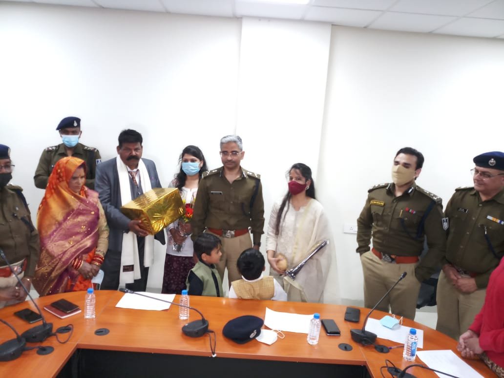 पुलिस विभाग में लंबे समय तक सेवाएं देने वाले 5 अधिकारी/कर्मचारियों को सेवानिवृति के अवसर पर दी गई भावभीनी विदाई | New India Times