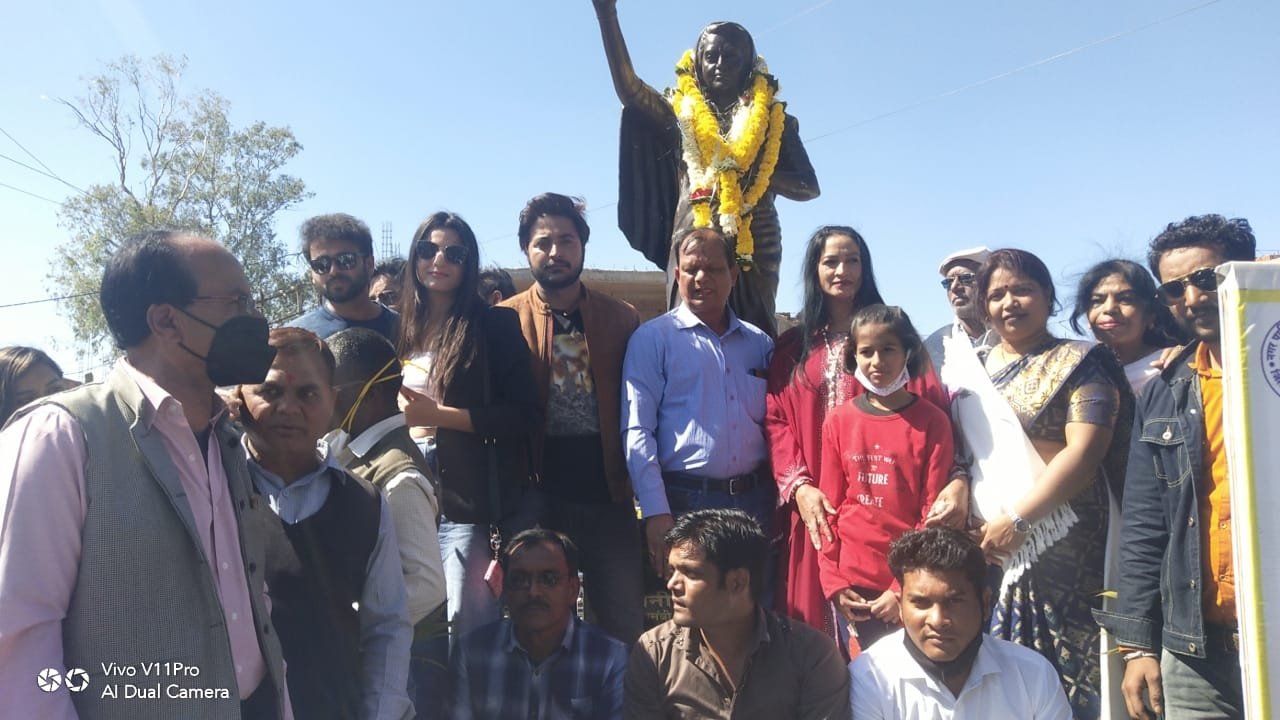 'द डार्क' फिल्म के सभी कलाकारों का दमुआ में आतिशबाजी कर गाजे-बाजे एवं फूल मालाओं से किया गया स्वागत | New India Times