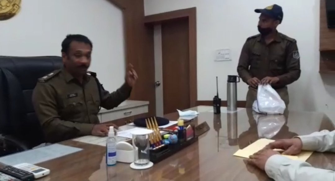 मुस्लिम समाज के लोगों द्वारा वसीम रिजवी पूर्व शिया वक्फ बोर्ड के अध्यक्ष के खिलाफ मामला दर्ज करने की मांग को लेकर दिया गया ज्ञापन | New India Times