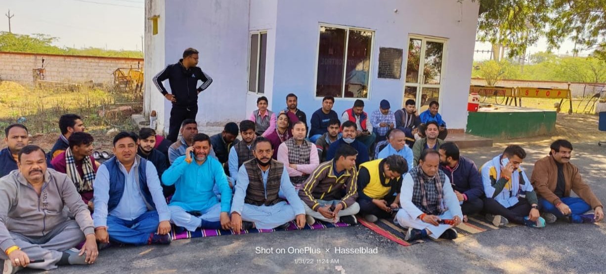 धरना दे रहे सब्जी विक्रेताओं को खदेड़ कर निगम ने जेसीबी मशीन चलाकर तोड़ी 70 साल पुरानी सब्जी मंडी, विरोध में कांग्रेसी कार्यकर्ता फूलबाग पर जला रहे थे सरकार का पुतला, एसआई दीपक गौतम झुलसे | New India Times