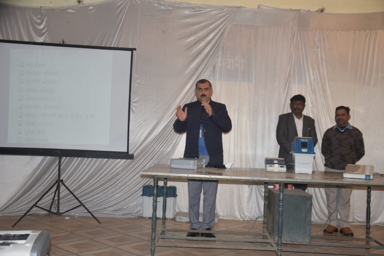 प्रभारी डीएम ने स्वयं दिया जोनल व सेक्टर मजिस्ट्रेट को प्रशिक्षण, लगाई पाठशाला | New India Times