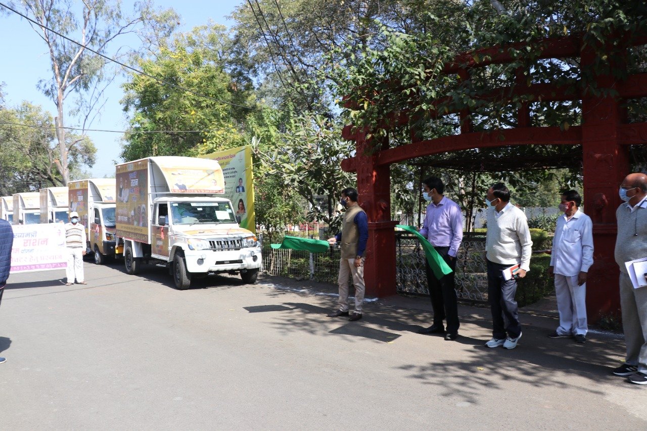 मुख्यमंत्री राशन आपके ग्राम योजना के लिए जिला कलेक्टर द्वारा 13 वाहनों को हरी झंडी दिखाकर किया गया रवाना | New India Times